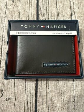 NWT! Tommy Hilfiiger men’s leather wallet and valet. In box, ready to gift!